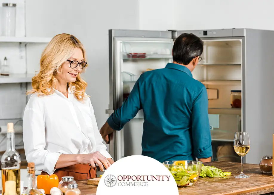 Coppia utilizza il frigorifero smart mentre cucina