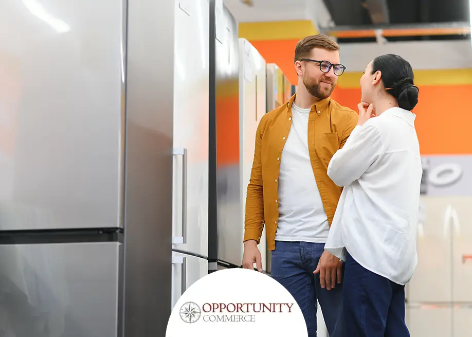 Coppia che guarda un Frigorifero intelligente con touchscreen