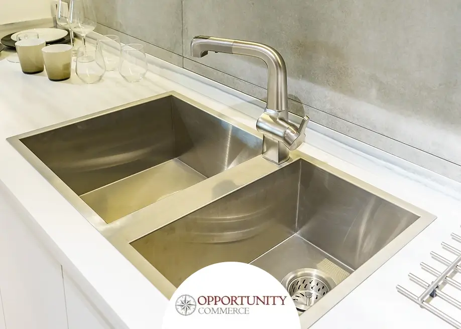 Lavello da Cucina accaio Inox su cucina moderna bianca